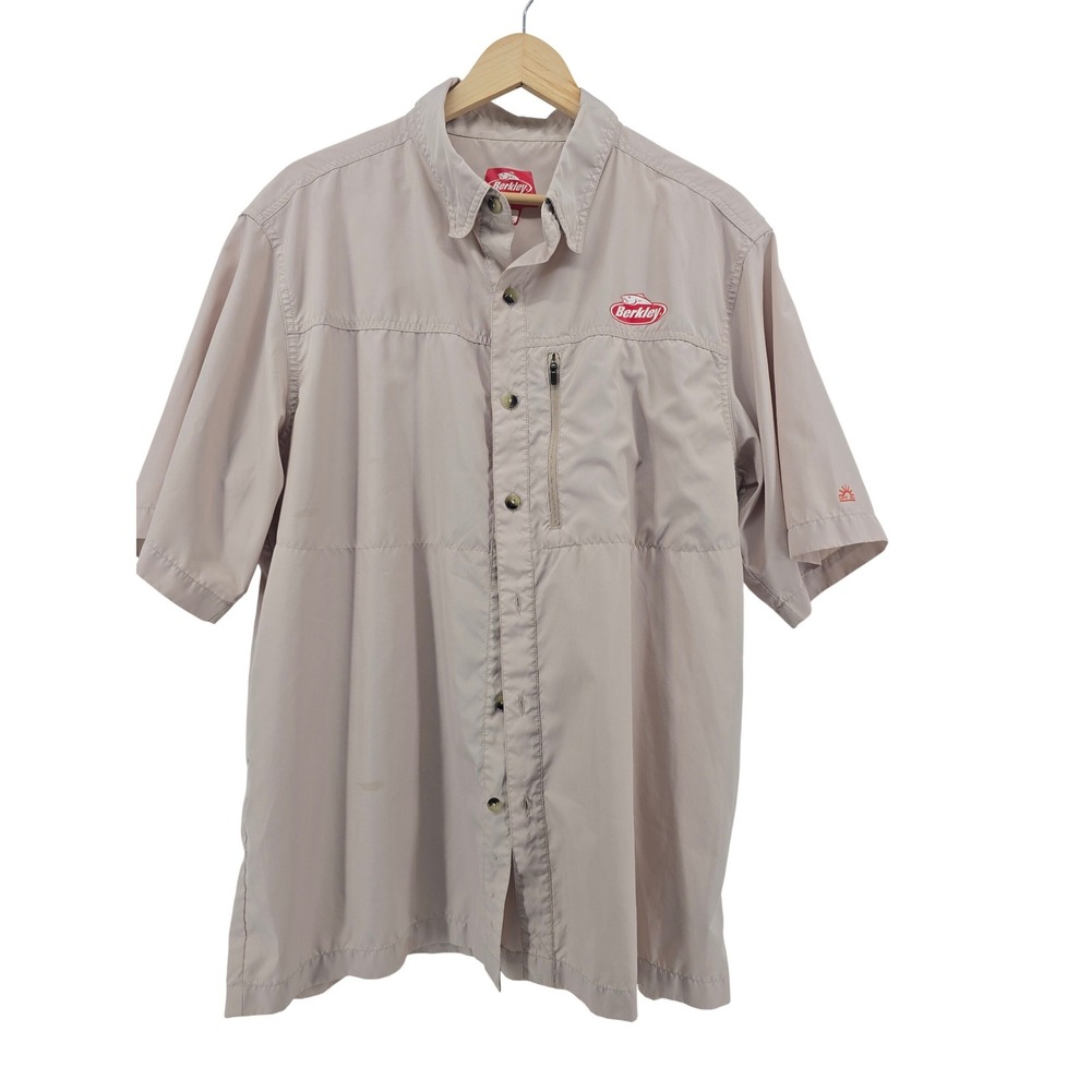 Berkley Fishing Shirt Mens Large Tan UPF 20+‎ Short Sleeve Vented Button Up Logo